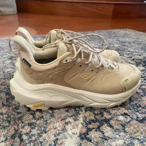 Hoka Kaha 2 Low GORE-TEX® Waterproof Hiking Shoes in Shifting Sand/Eggnog Size 9