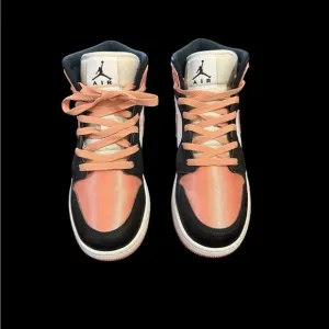 Jordan 1 Mid White Light Madder Root Size 6.5 (GS)/Women’s 8