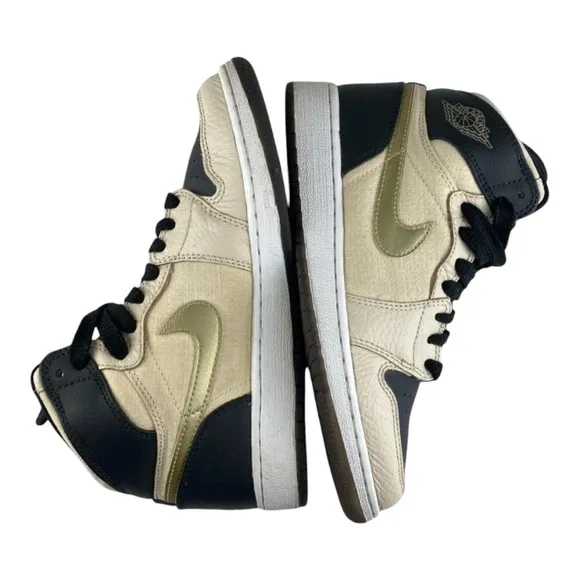 Jordan 1 Retro Nike Women’s Black and Cream Sneakers, Size: 6Y or Women’s 7.5✔️