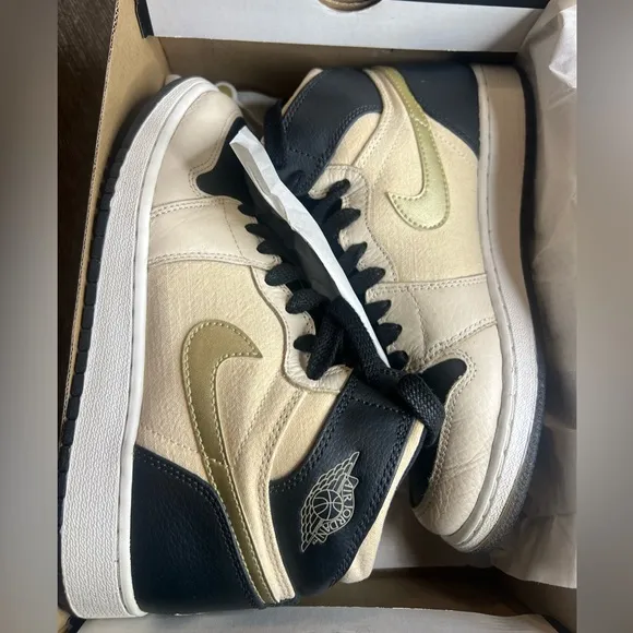 Jordan 1 Retro Nike Women’s Black and Cream Sneakers, Size: 6Y or Women’s 7.5✔️