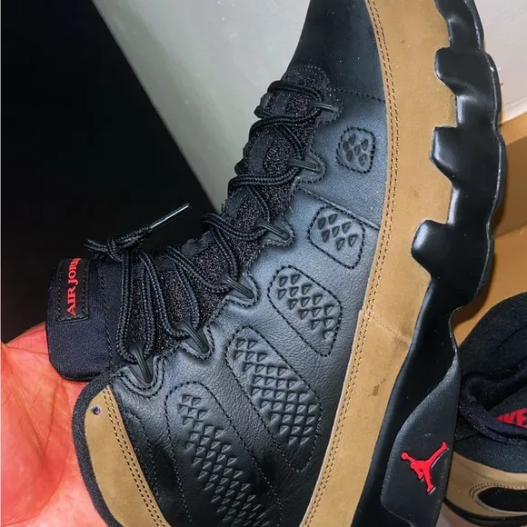Jordan Men's Black and Tan Sneakers