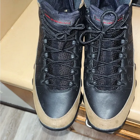 Jordan Men's Black and Tan Sneakers