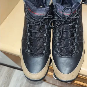 Jordan Men's Black and Tan Sneakers