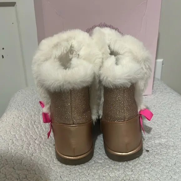 Juicy JJK Manteca Gold Boots with Faux fur Size 6 Youth
