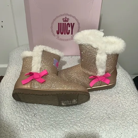 Juicy JJK Manteca Gold Boots with Faux fur Size 6 Youth