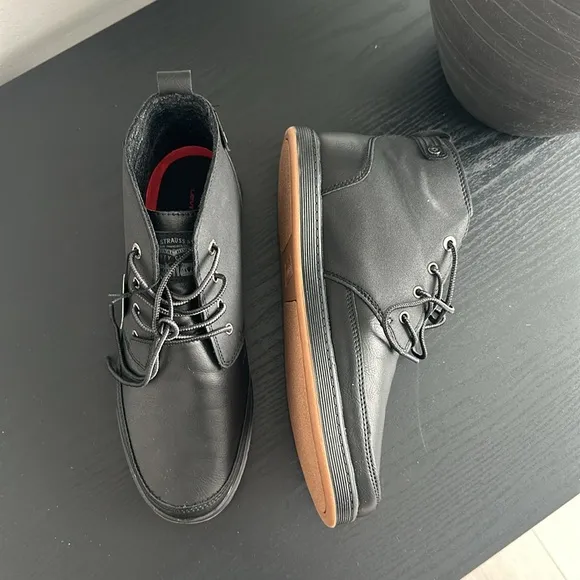 Levi’s Black ankle lace up shoes