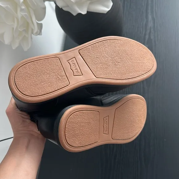 Levi’s Black ankle lace up shoes