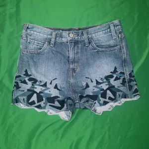 Levi’s Denim Women's Shorts with Embroidered Geometric Pattern size 28