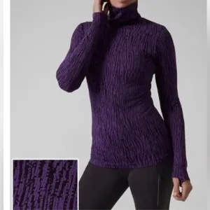 Like New: ATHLETA Flurry Peak Long Sleeve Top Turtleneck Base Layer Purple Small