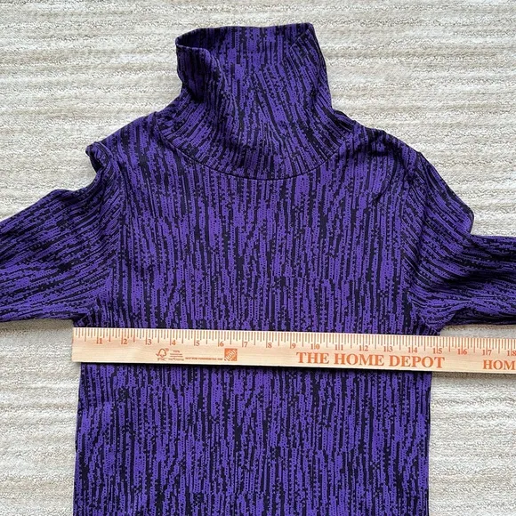 Like New: ATHLETA Flurry Peak Long Sleeve Top Turtleneck Base Layer Purple Small