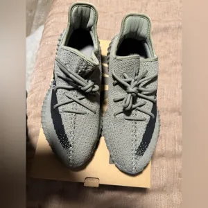 Men's Adidas Yeezy Boost 350 V2 - Gray/Black