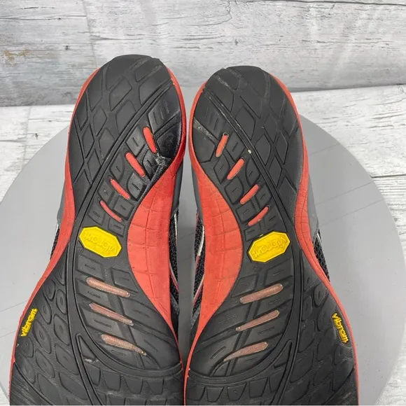 Merrell Barefoot Trail Hiking Glove Black and Red Athletic Shoes Men’s size 8.5