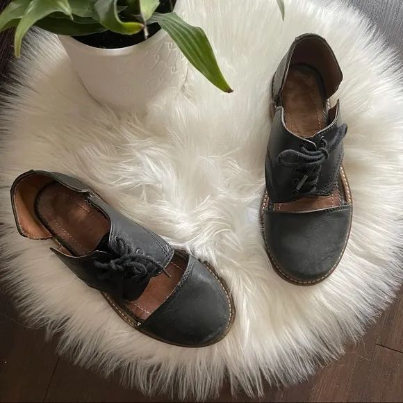 Minimarket Cut-Out Oxfords