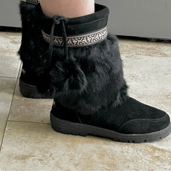 Minnetonka Moccasin Black Suede and Rabbit Fur Women’s Boots Size 8