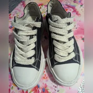 Mmy SneakersClassic Black and White And Sneakers