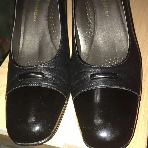 Naturalizer brand  preloved pre owned good condition black heeled dress shoes