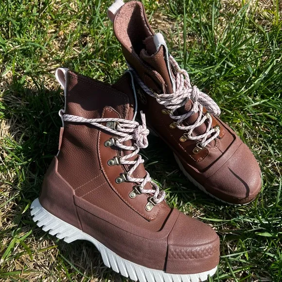 NEW Converse size 4 Kids Chuck Taylor All Star Lugged 2.0 CC Boots Brown shoes