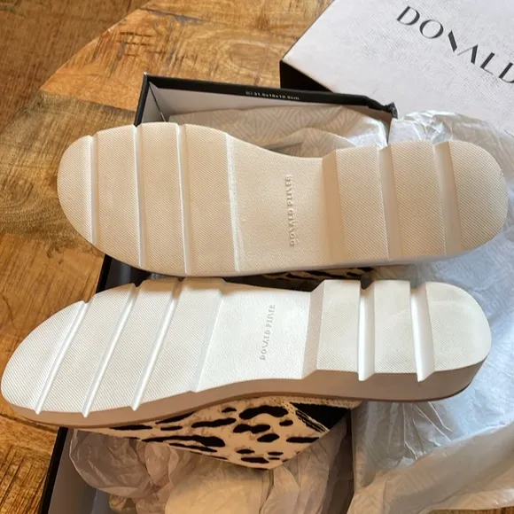 NEW | Donald J Pliner HAILY‎ Snow Leopard Calf Hair Leather Toe Loop Sandals 7.5