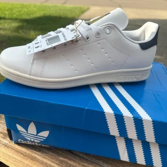 NEW GOLF Adidas Stan Smith UNISEX White and Navy Spikeless Golf Sneakers
