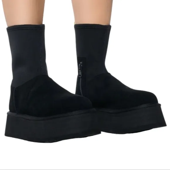 NEW ..UGG Black Classic Dipper Winter Platform Boots...Size 9