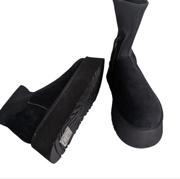 NEW ..UGG Black Classic Dipper Winter Platform Boots...Size 9