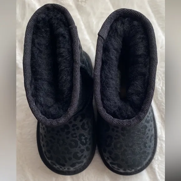 New UGG boots for kids size 7