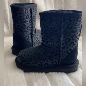 New UGG boots for kids size 7