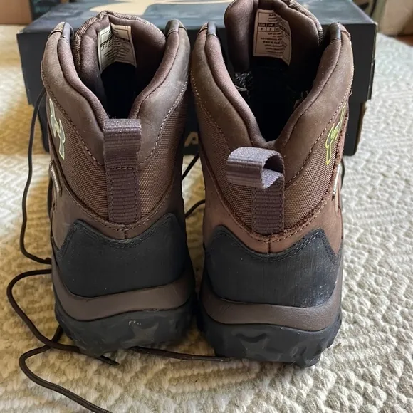New Women’s Under Armour boots. Sz 9 Hiking Work Rain Cold weather.