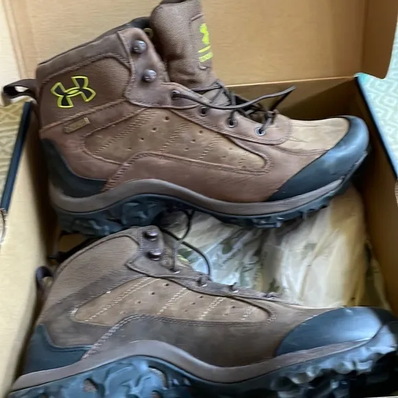 New Women’s Under Armour boots. Sz 9 Hiking Work Rain Cold weather.