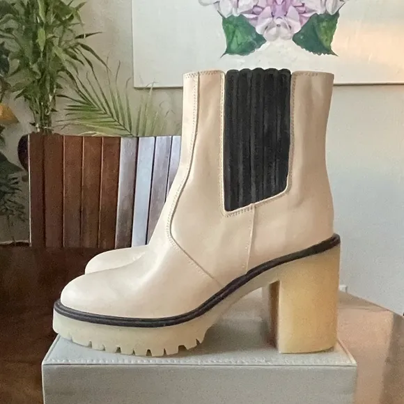 NIB Free People James Chelsea White Cream Black Leather Boots Size 9 /EU 39.5