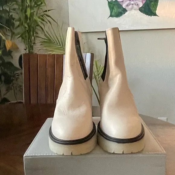 NIB Free People James Chelsea White Cream Black Leather Boots Size 9 /EU 39.5