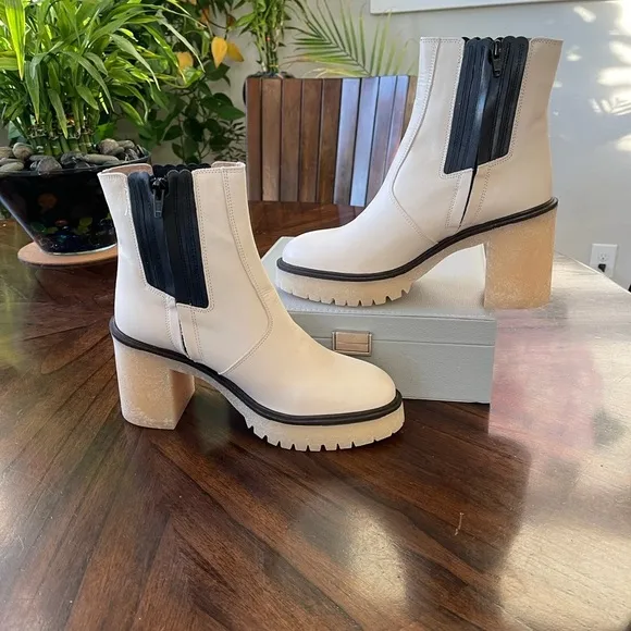 NIB Free People James Chelsea White Cream Black Leather Boots Size 9 /EU 39.5