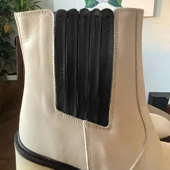 NIB Free People James Chelsea White Cream Black Leather Boots Size 9 /EU 39.5