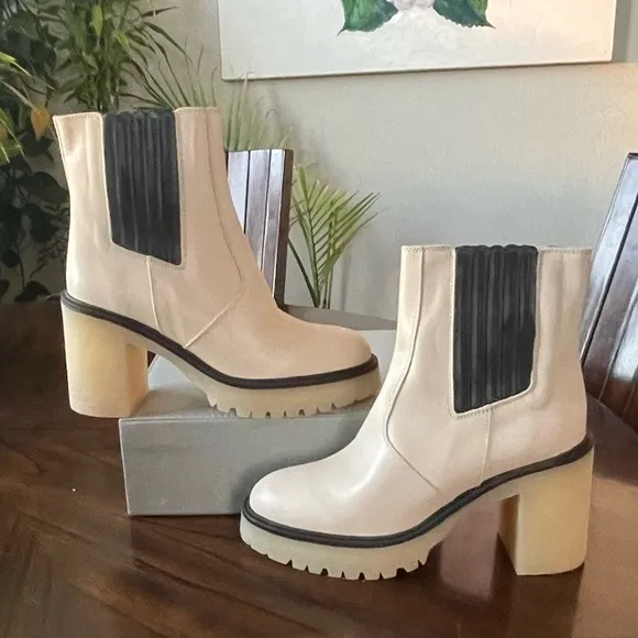 NIB Free People James Chelsea White Cream Black Leather Boots Size 9 /EU 39.5