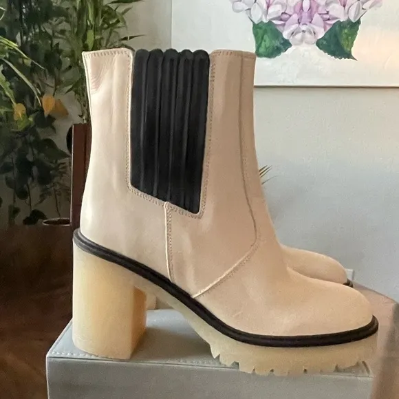 NIB Free People James Chelsea White Cream Black Leather Boots Size 9 /EU 39.5