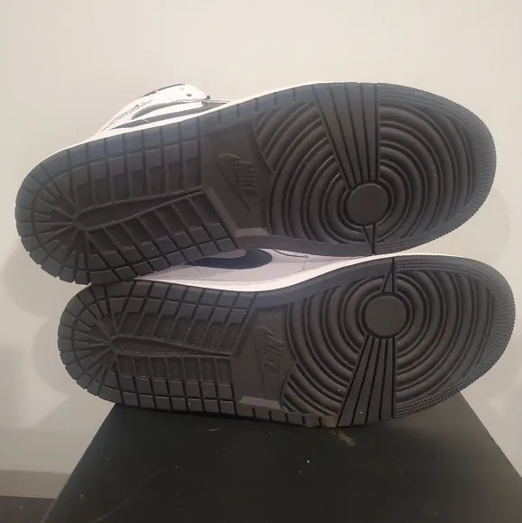 Nike Air Jordan 1 Mid White and Black Size 9.5 NIB