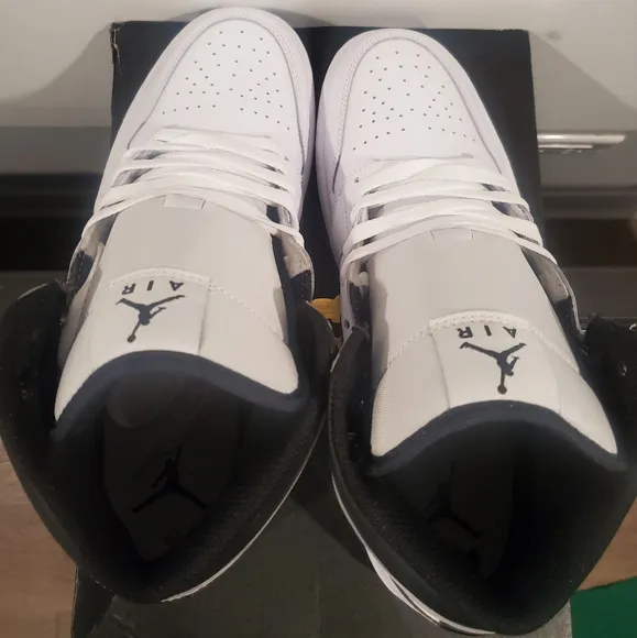 Nike Air Jordan 1 Mid White and Black Size 9.5 NIB