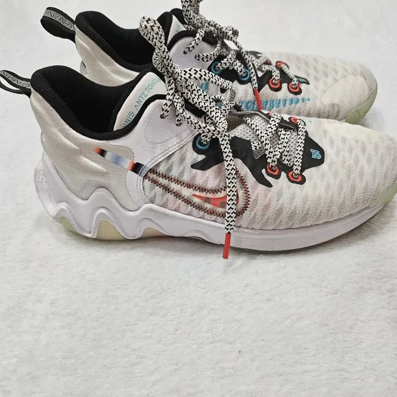 Nike Giannis Immortality Force Field Youth Sz 6Y White Athletic Shoes PREOWNED