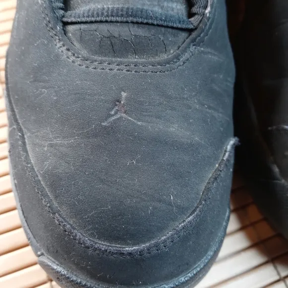 Nike Jordan Team Reign Low Black leather 312503-002 Mens Shoes Size 12. Soles an