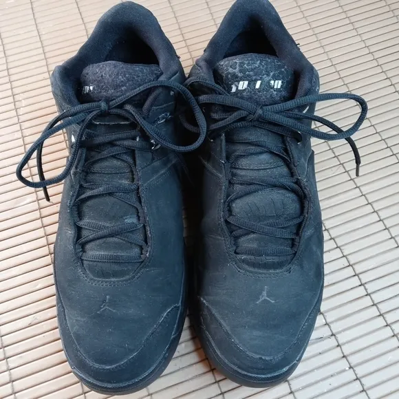 Nike Jordan Team Reign Low Black leather 312503-002 Mens Shoes Size 12. Soles an