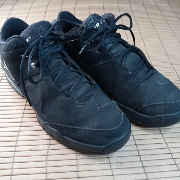 Nike Jordan Team Reign Low Black leather 312503-002 Mens Shoes Size 12. Soles an