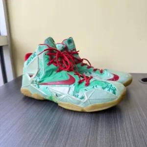 Nike Lebron 11 Christmas 2013 Mens 616175-301 Size 12 Pre-Owned Basketball Shoes