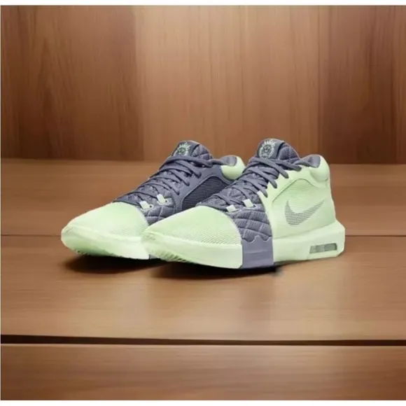 Nike LeBron Witness 8 Basketball Shoes Men’s 10.5 Vapor Green/Light Carbon/White