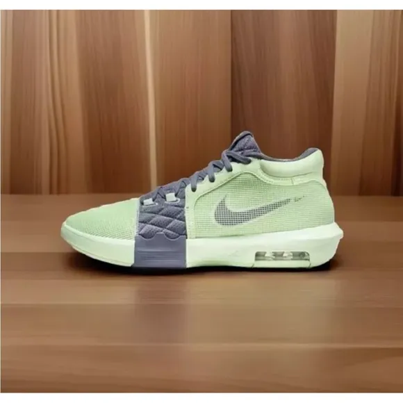 Nike LeBron Witness 8 Basketball Shoes Men’s 10.5 Vapor Green/Light Carbon/White