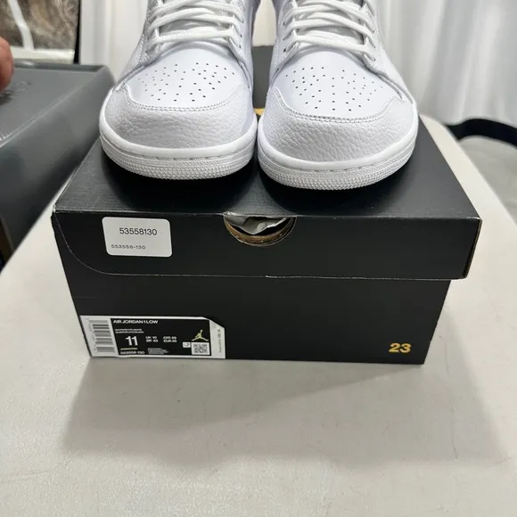 Nike White Athletic Shoes Low-Top Versatile Design