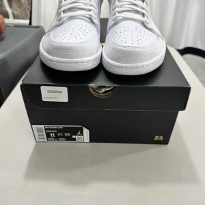 Nike White Athletic Shoes Low-Top Versatile Design