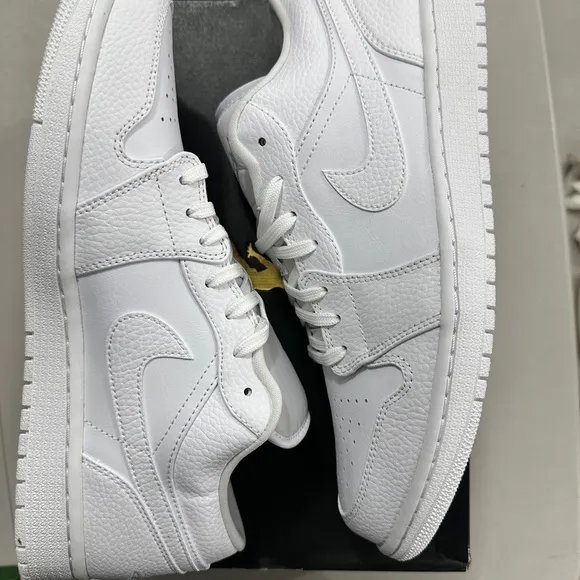 Nike White Athletic Shoes Low-Top Versatile Design