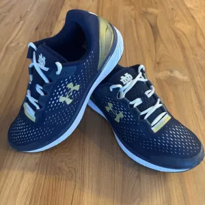 Notre Dame Shoes Men’s 9.5 Navy Blue Gold White Under Armour Shoes Irish ☘️