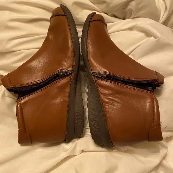 NWOB Napa Flex Euro Comfort Boots Chestnut colored Leather size 40EU 8.5 US