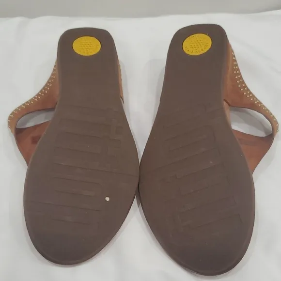 NWOT Fitflop Women's Tan flip-flop style Sandals SZ 10